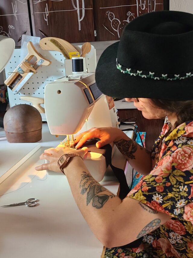 Johanna Charitopoulos atelier chapeau broderie scaled e1762354659345