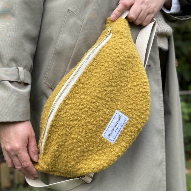 Maison Mallow - Sac banane laine bouclette jaune moutarde