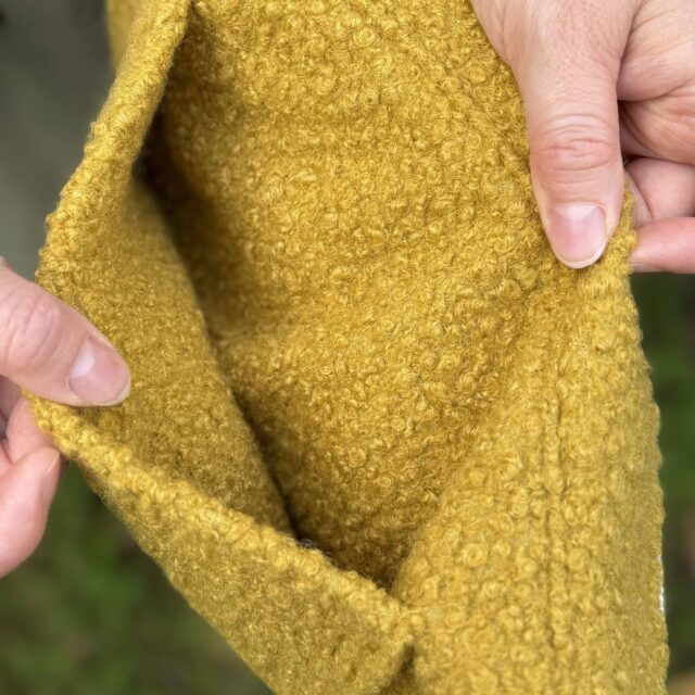 Maison Mallow - Sac banane laine bouclette jaune moutarde