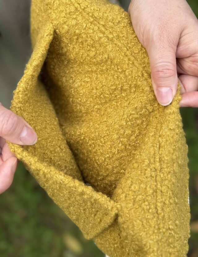 Maison Mallow - Sac banane laine bouclette jaune moutarde