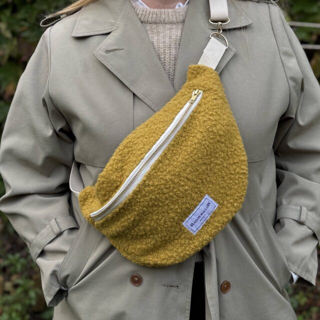 Maison Mallow - Sac banane laine bouclette jaune moutarde