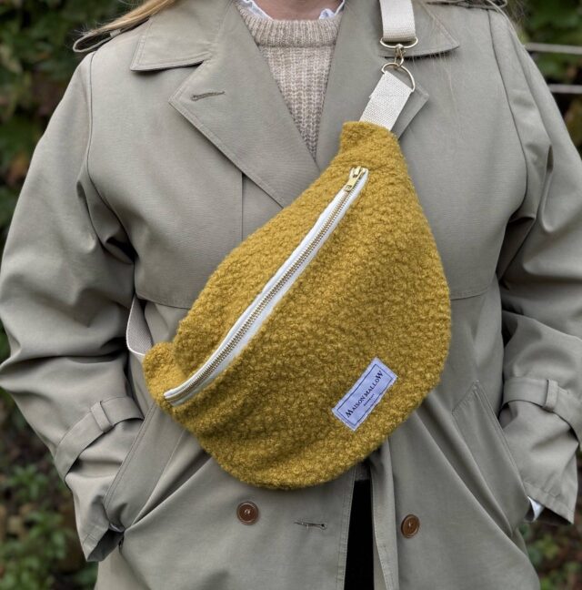 Maison Mallow - Sac banane laine bouclette jaune moutarde