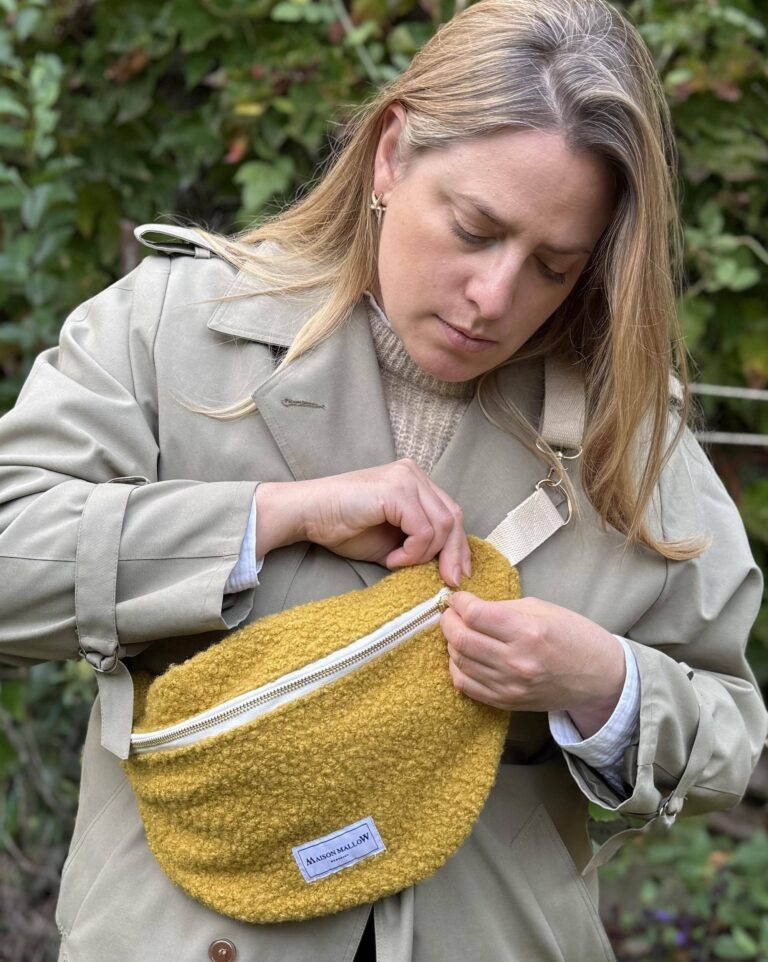 Maison Mallow - Sac banane laine bouclette jaune moutarde