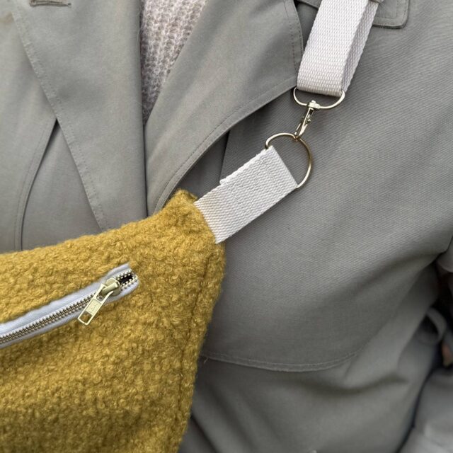 Maison Mallow - Sac banane laine bouclette jaune moutarde