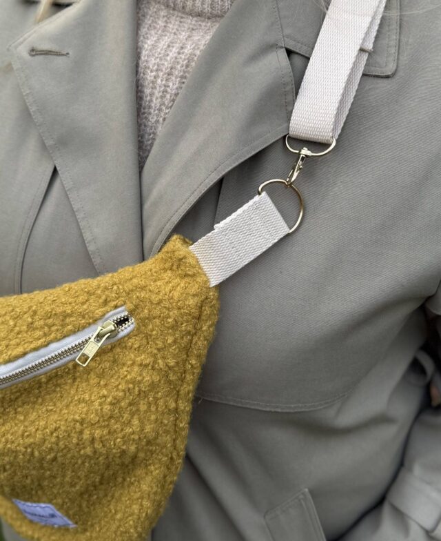 Maison Mallow - Sac banane laine bouclette jaune moutarde