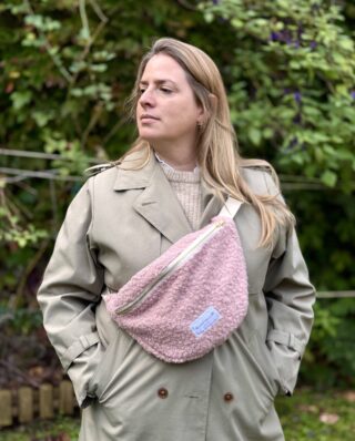 MAISON MALLOW - Sac banane laine bouclette rose