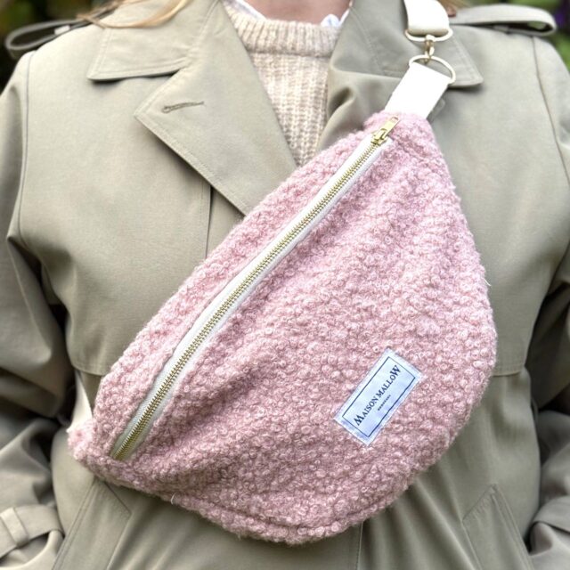 Maison Mallow - Sac banane laine bouclette rose