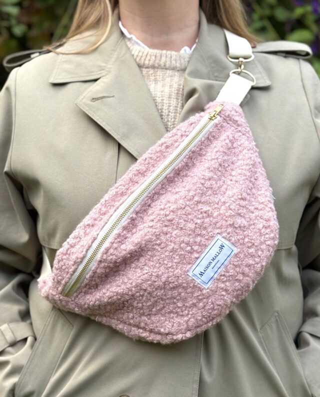 Maison Mallow - Sac banane laine bouclette rose