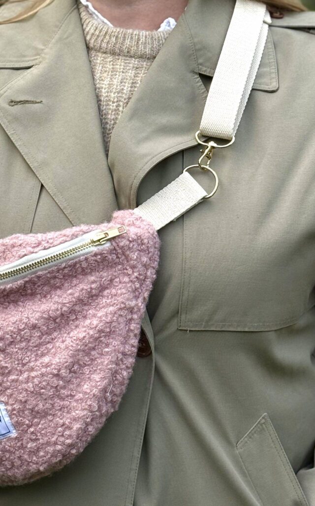 Maison Mallow - Sac banane laine bouclette rose