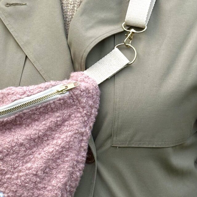 Maison Mallow - Sac banane laine bouclette rose