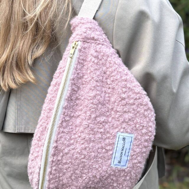 Maison Mallow - Sac banane laine bouclette rose