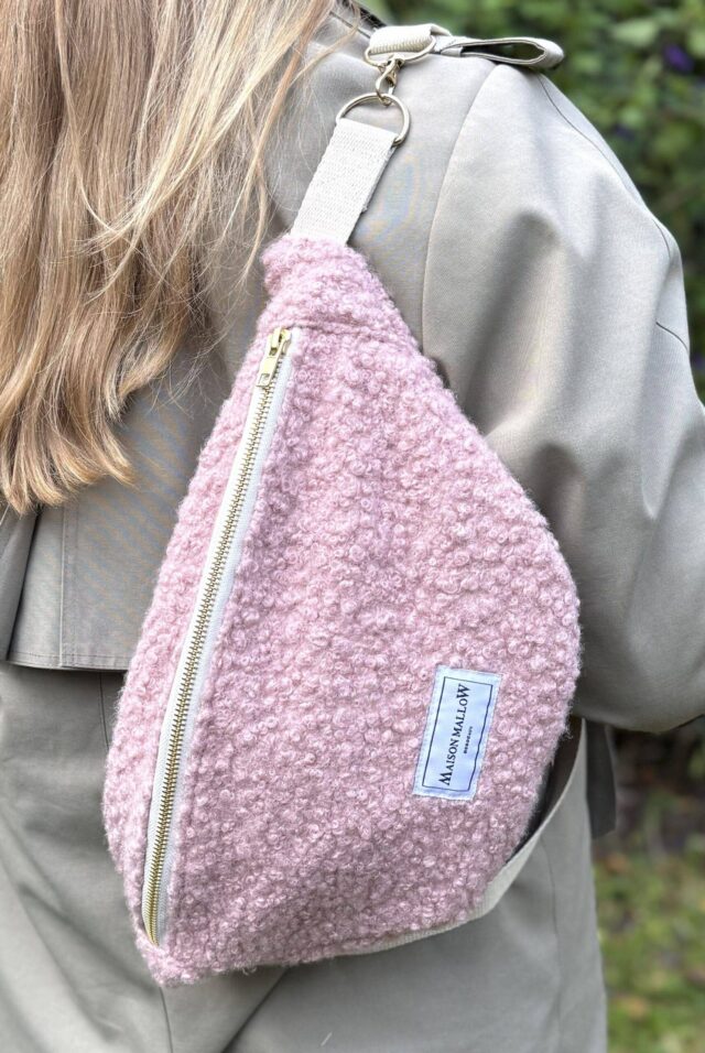 Maison Mallow - Sac banane laine bouclette rose