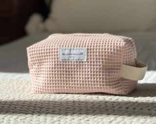 Trousse de Toilette Rose XXL par la marque MAISON MALLOW MAISON MALLOW - Trousse de Toilette Rose XXL