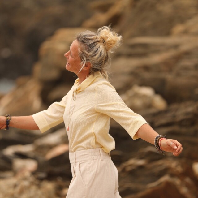 Quintessence - Blouse Catherine en seersucker de coton jaune/blanc