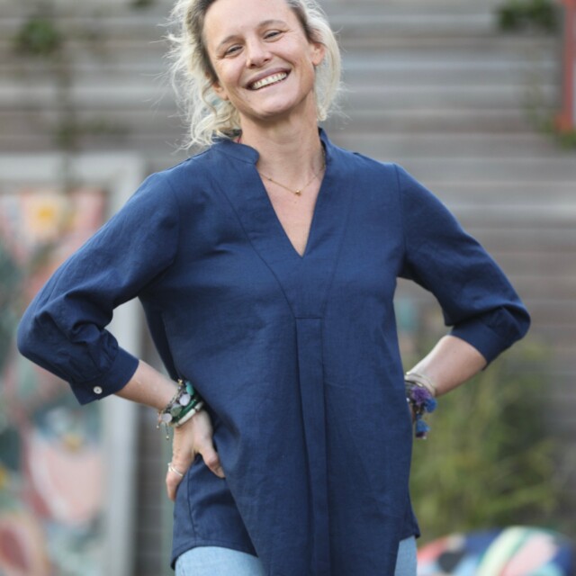Blouse Isabeau – lin bleu indigo par la marque Quintessence Quintessence - Blouse Isabeau – lin bleu indigo