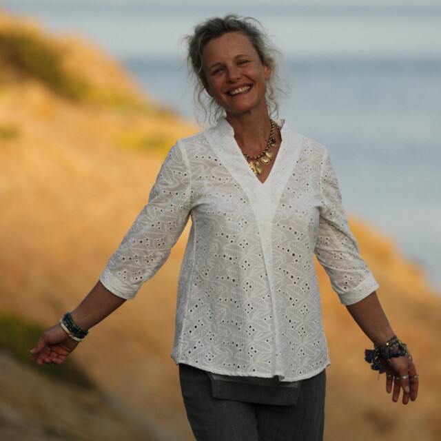 Blouse Isabeau – voile brodé feuillage par la marque Quintessence Quintessence - Blouse Isabeau – voile brodé feuillage