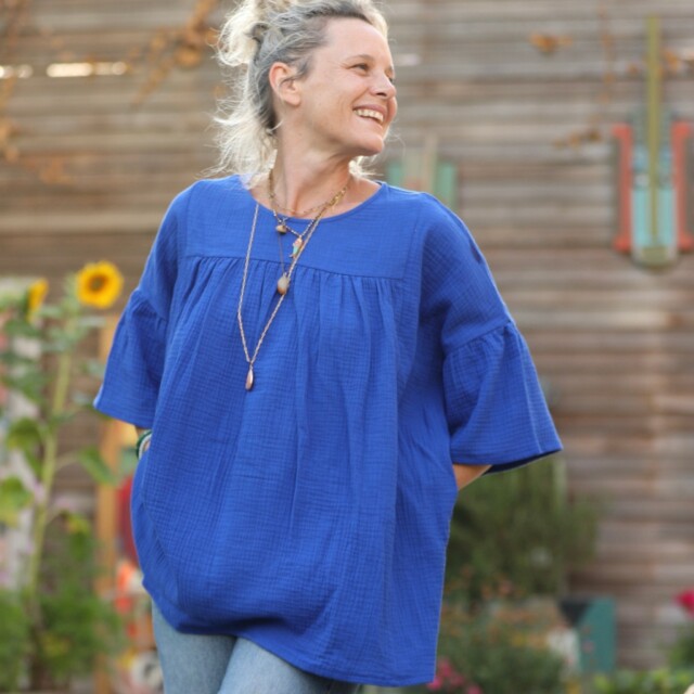 Blouse Léopoldine – double gaze de coton bleu majorelle par la marque Quintessence Quintessence - Blouse Léopoldine – double gaze de coton bleu majorelle