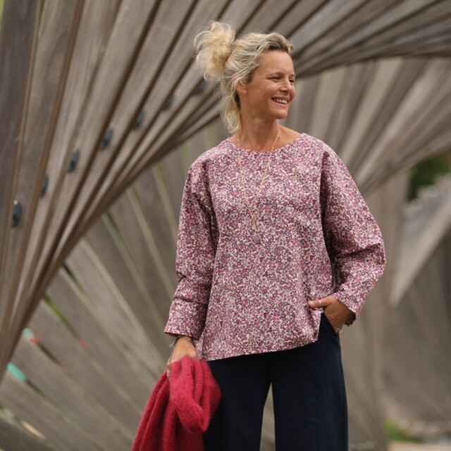 Blouse Naomie – coton léger fleurettes violettes par la marque Quintessence Quintessence - Blouse Naomie – coton léger fleurettes violettes