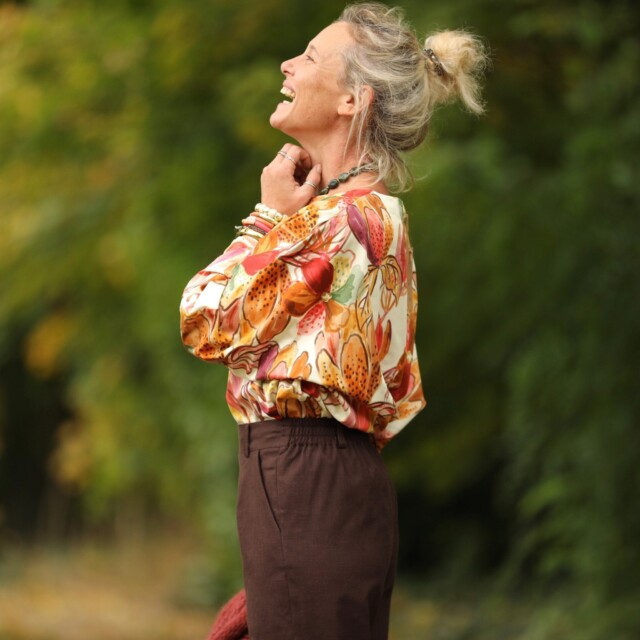 Quintessence - Blouse Naomie –  satin de coton poésie d’automne