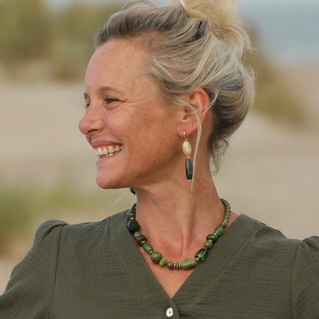 Boucles d’oreilles Abysse – vert profond/doré par la marque Quintessence Quintessence - Boucles d’oreilles Abysse – vert profond/doré