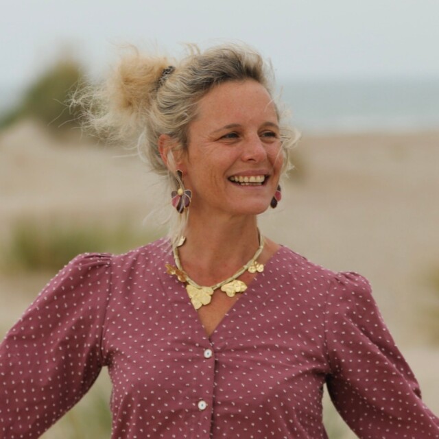 Quintessence - Boucles d’oreilles Camélia – Émaillées Grenat