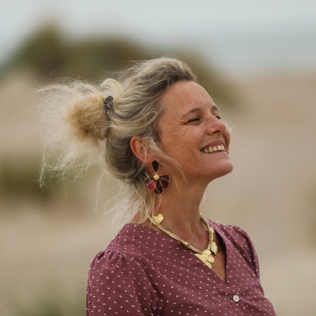 Quintessence - Boucles d’oreilles Camélia – Émaillées Grenat