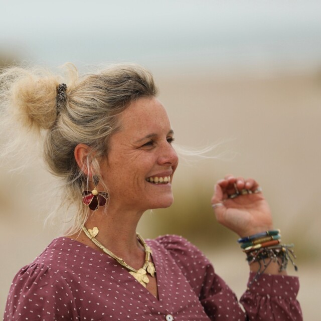 Quintessence - Boucles d’oreilles Camélia – Émaillées Grenat