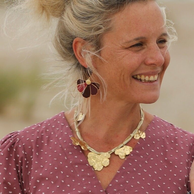 Quintessence - Boucles d’oreilles Camélia – Émaillées Grenat