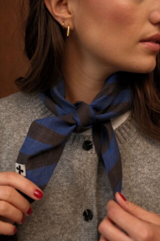 Foulard en lin triangulaire – Rayure cobalt par la marque POZÉ POZÉ - Foulard en lin triangulaire – Rayure cobalt