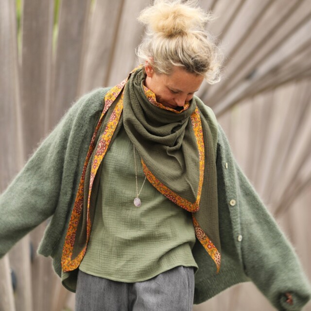 Quintessence - Le foulard Calista Kaki plumetis/Tara