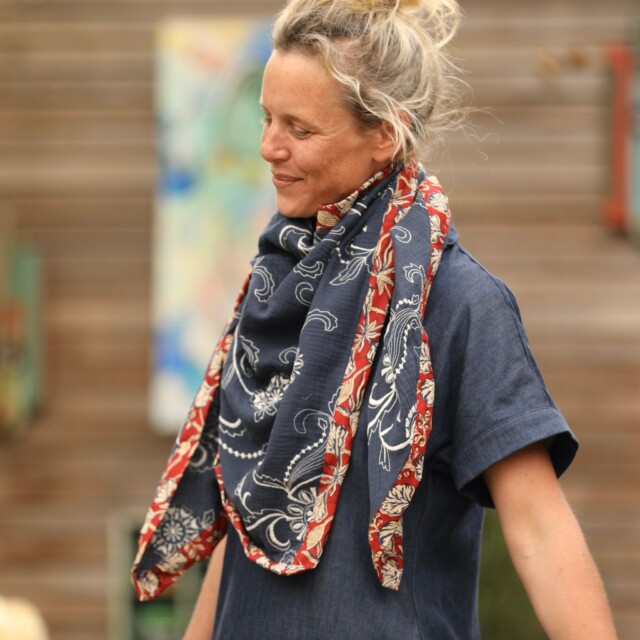Quintessence - Le foulard Calista Marine brodé/Anaya