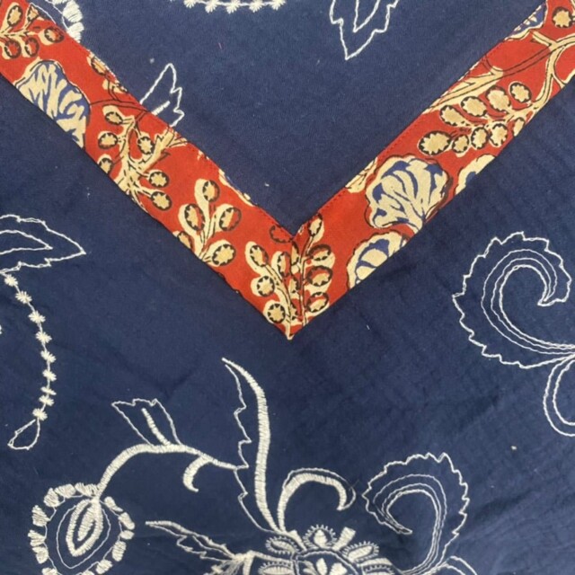 Quintessence - Le foulard Calista Marine brodé/Anaya