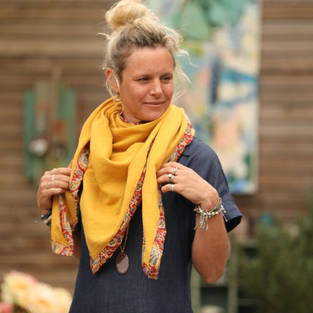 Quintessence - Le foulard Calista ocre/Diya