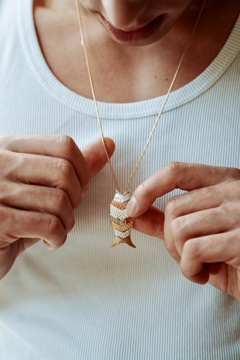Neije-Collier-poisson-articule-plaque-or