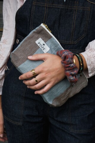 Pochette en lin – Rayure céladon par la marque POZÉ POZÉ - Pochette en lin – Rayure céladon