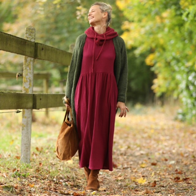 Robe Anaëlle – Double gaze de coton grenat par la marque Quintessence Quintessence - Robe Anaëlle – Double gaze de coton grenat