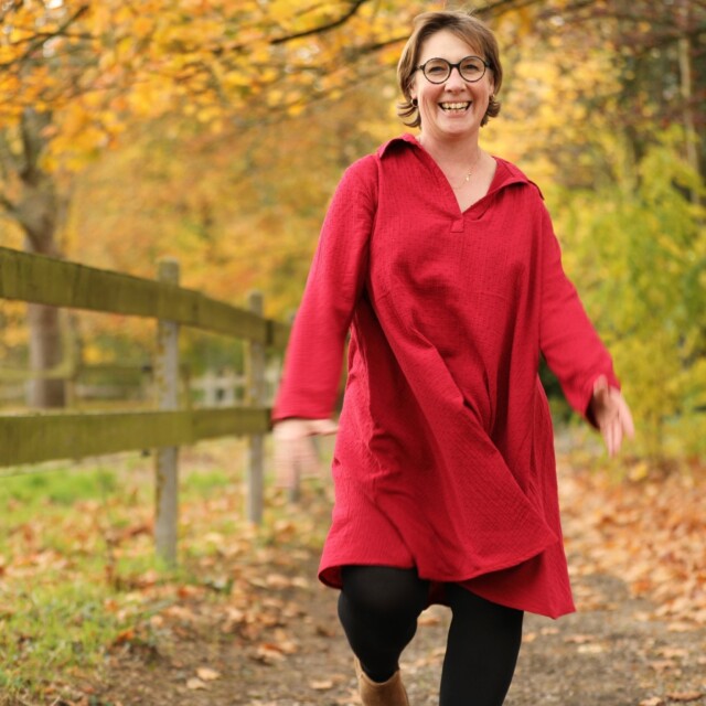 Robe Carole – Double gaze de coton plumetis grenat par la marque Quintessence Quintessence - Robe Carole – Double gaze de coton plumetis grenat