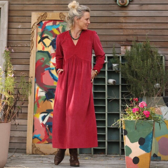 Robe Edonie manches longues – Velours côtelé framboise par la marque Quintessence Quintessence - Robe Edonie manches longues – Velours côtelé framboise