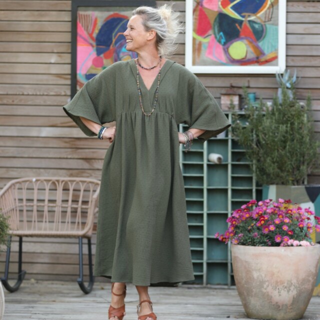 Robe Kalaya – double gaze de coton plumetis vert kaki par la marque Quintessence Quintessence - Robe Kalaya – double gaze de coton plumetis vert kaki