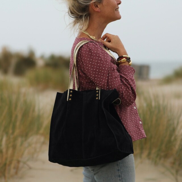 Sac Lisière – Cuir noir & reflets irisés par la marque Quintessence Quintessence - Sac Lisière – Cuir noir & reflets irisés