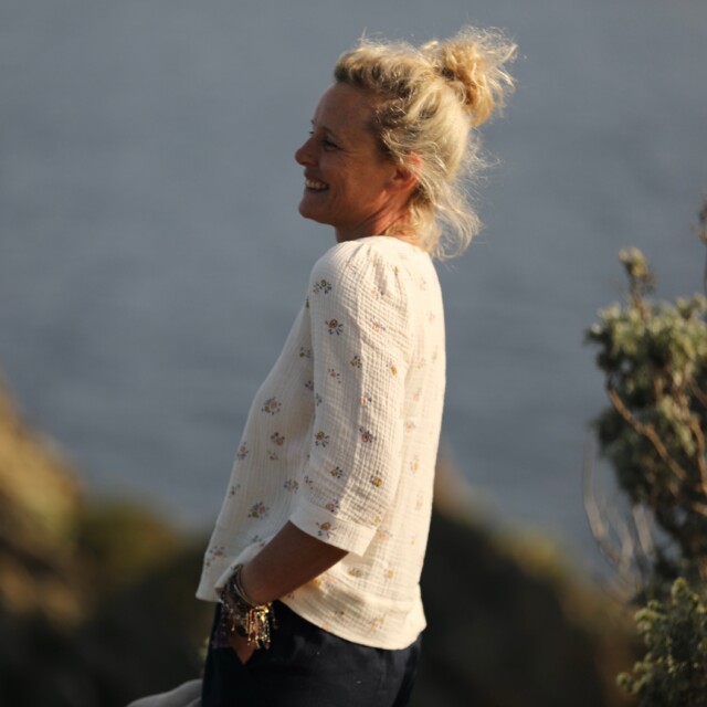 Quintessence - Blouse Eulalie col V - manches 3/4 - double gaze de coton floral pastel