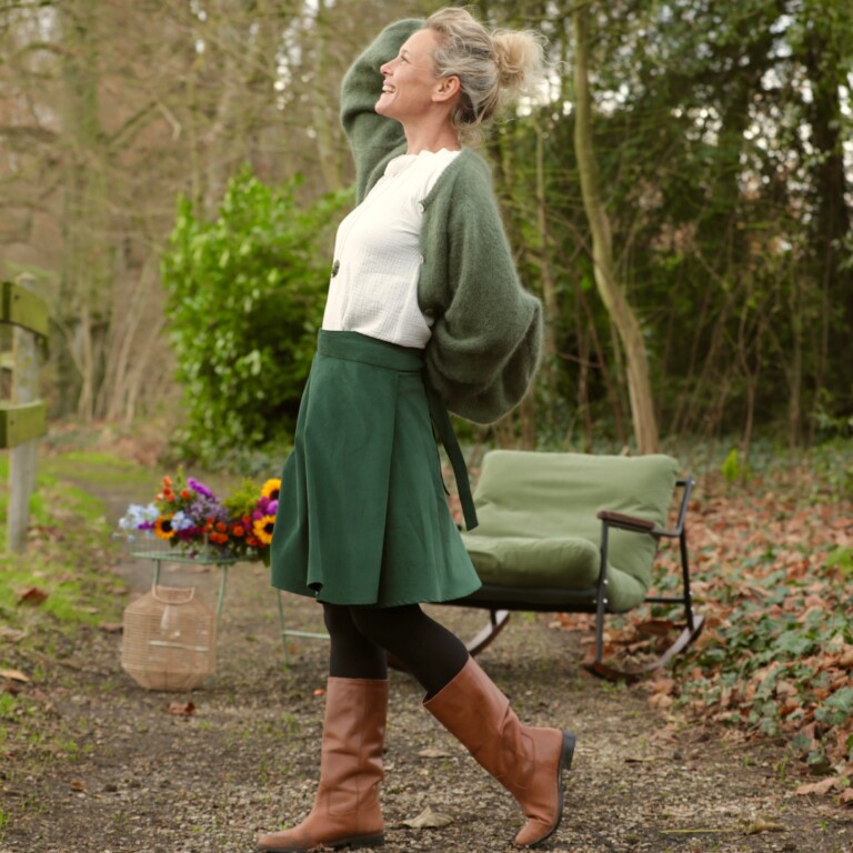 Quintessence - Jupe portefeuille Marie midi - Velours milleraies vert anglais