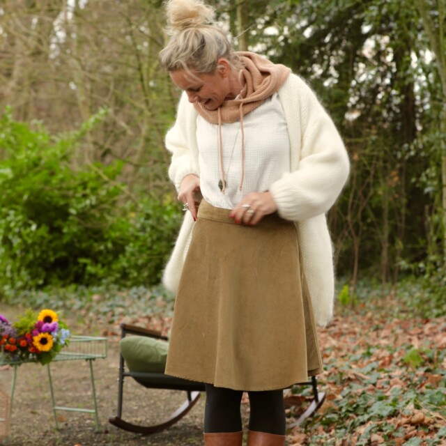 Quintessence - Jupe portefeuille Marie midi - Velours côtelé kiwi