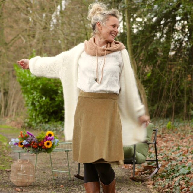 Quintessence - Jupe portefeuille Marie midi - Velours côtelé kiwi