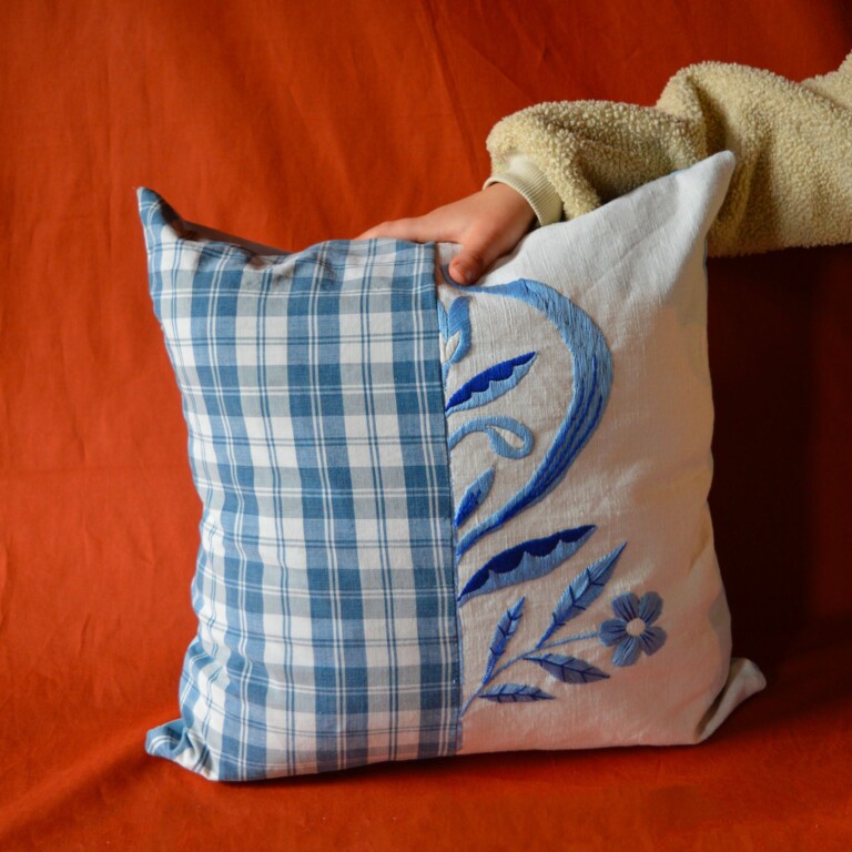 Maison Primavera - Coussin brodé en kelsch (bleu) - Origines