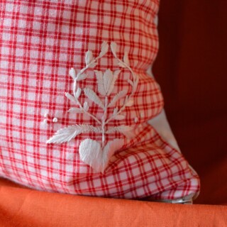 Maison Primavera - Coussin brodé en kelsch (rouge) – Origines