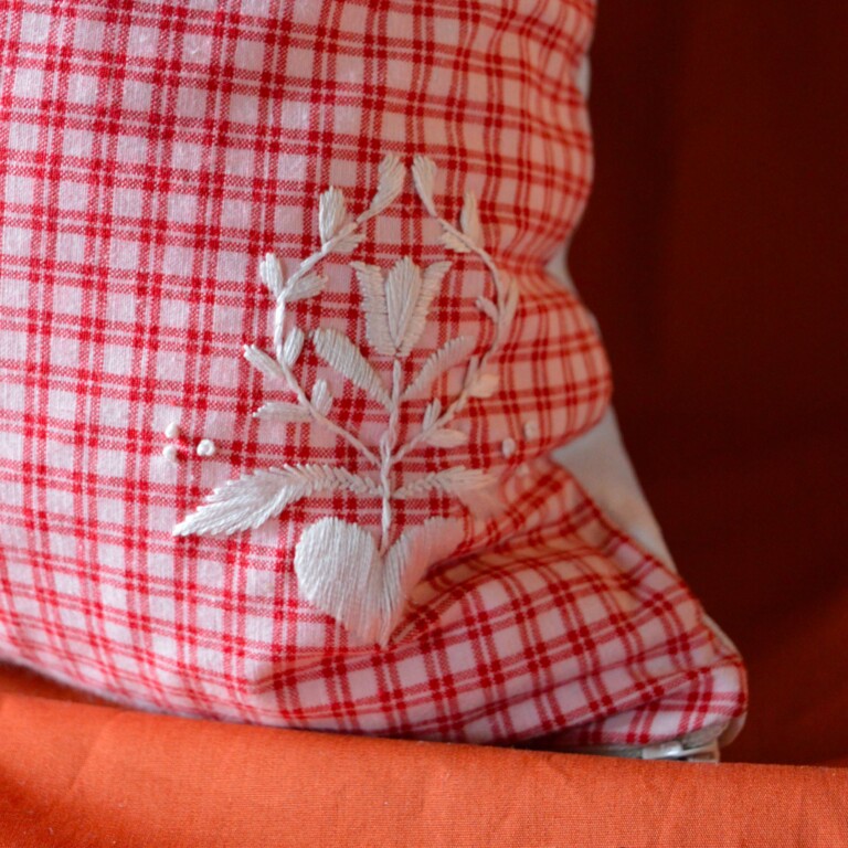 Maison Primavera - Coussin brodé en kelsch (rouge) - Origines