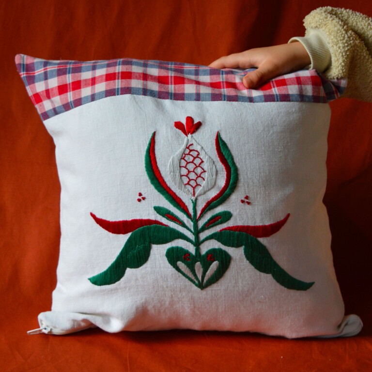 Maison Primavera - Coussin brodé en kelsch (vert) - Origines