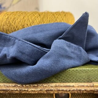 Ceinture Anita – velours de coton milleraies bleu doux (comme Paco) par la marque Quintessence Quintessence - Ceinture Anita – velours de coton milleraies bleu doux (comme Paco)