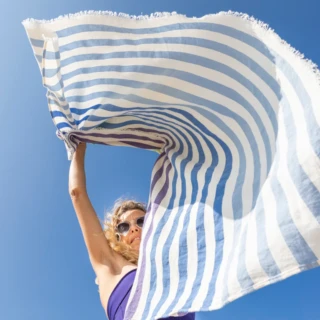 Aux-bains-francais-serviette-bain-rayee-bleue